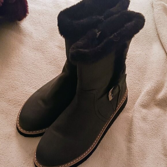 Cozy Black Fur-Lined Boots - Picture 1 of 1